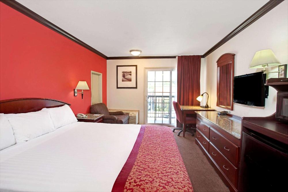 King Room - Non-Smoking interior