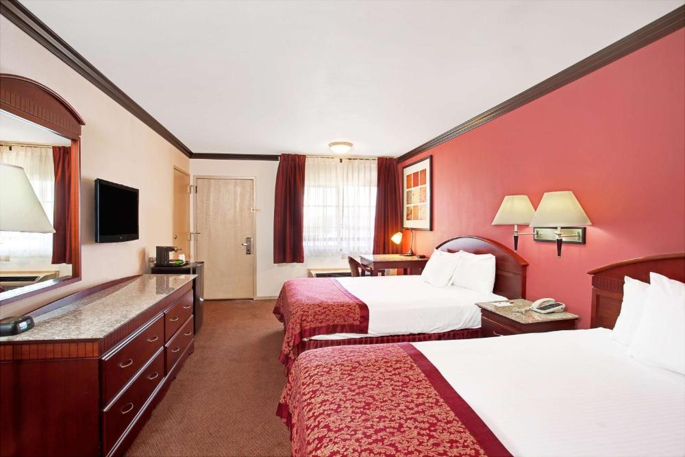 Deluxe Queen Room with Two Queen Beds - Disability Access - Non-Smoking interior